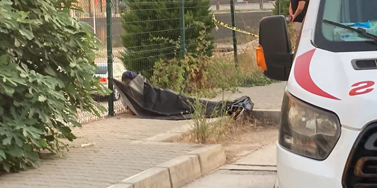 Kaldırımda ceset bulundu, polis cinayet şüphesiyle araştırma başlattı