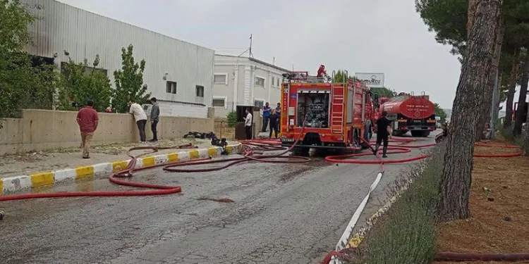Uşak’ta tekstil fabrikasında çıkan yangın söndürüldü