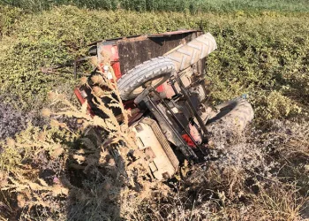 Mevsimlik işçileri taşıyan traktör devrildi