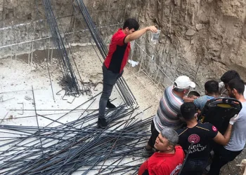 Temel kuyusunu düşen inşaat işçisinin kasığına demir saplandı