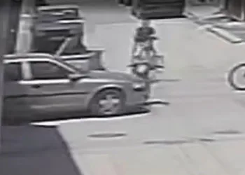 Otomobilin çarptığı bisikletli çocuk metrelerce havaya uçtu