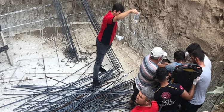 Temel kuyusunu düşen inşaat işçisinin kasığına demir saplandı