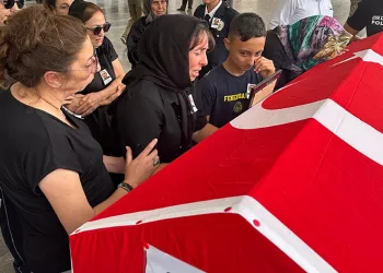 Kalp krizi geçiren polis gözyaşları arasında uğurlandı