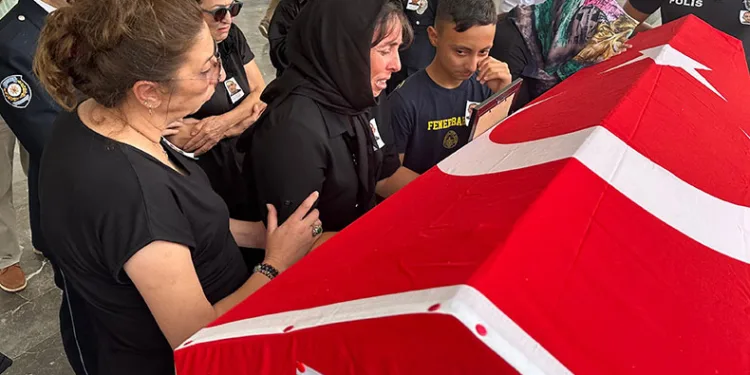 Kalp krizi geçiren polis gözyaşları arasında uğurlandı