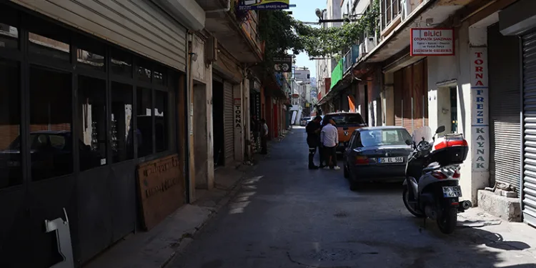 Polisten kaçan şüpheliye vatandaştan çelme