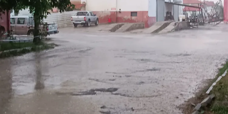 Şuhut’ta sağanak yağış etkili oldu