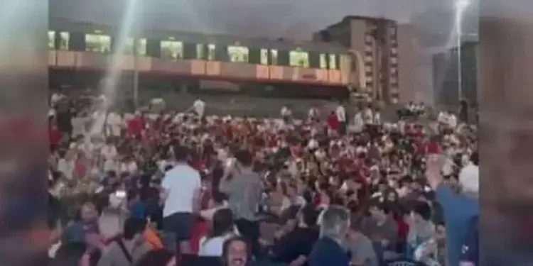 Marmaray makinisti milli maçı izledi