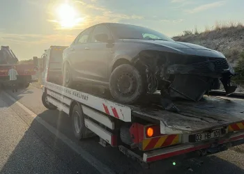 Refüje giren otomobilde 4 kişi yaralandı