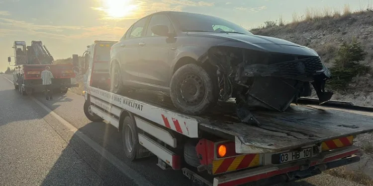 Refüje giren otomobilde 4 kişi yaralandı