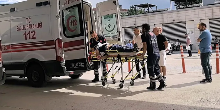 Fabrikanın çatısından düşen işçi ağır yaralandı