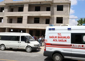 İnşaattan düşen işçi yaralandı