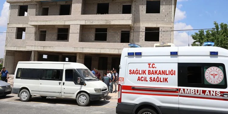 İnşaattan düşen işçi yaralandı