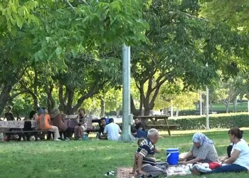 Sıcaktan bunalanlar parklara akın etti