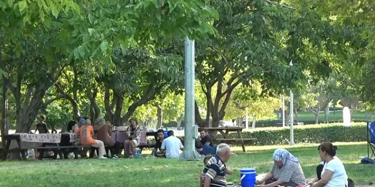 Sıcaktan bunalanlar parklara akın etti