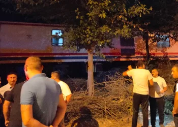 Manisa’da yolcu treninin çarptığı 2 kişi yaralandı
