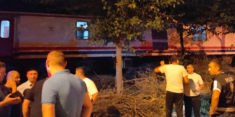 Manisa’da yolcu treninin çarptığı 2 kişi yaralandı