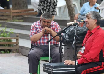 36 yıldır oturarak uyuyan adam