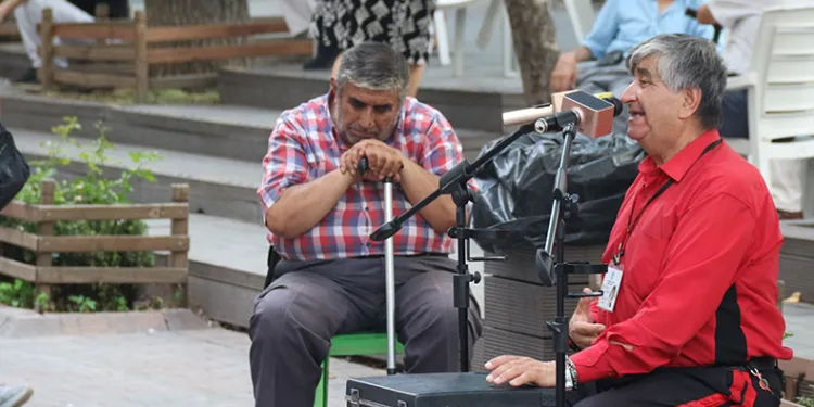 36 yıldır oturarak uyuyan adam