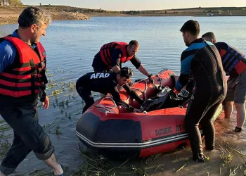 Serinlemek için girdiği barajda boğuldu