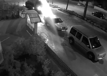 Su tankeri ağaçlar yerine suladığı otomobili pert etti