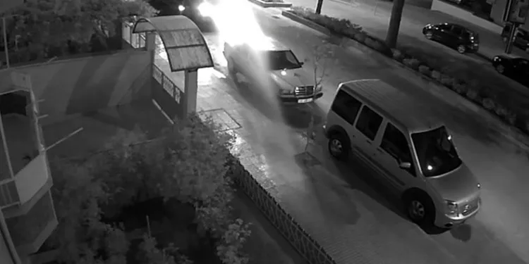 Su tankeri ağaçlar yerine suladığı otomobili pert etti