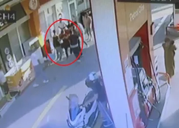 ‘Niye çöp atıyorsun?’ dedi, 15 kişiden dayak yedi