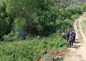 Önce otomobil, ardından 2 kişinin cesedi bulundu