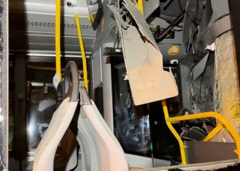 Kontrolden çıkan belediye otobüsü, tamirci dükkanına girdi