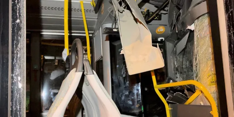 Kontrolden çıkan belediye otobüsü, tamirci dükkanına girdi
