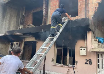 Kocasına kızıp evi ateşe verdi