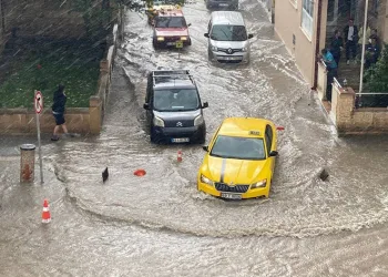 Bayburt’ta caddeler sular altında kaldı