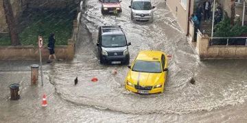 Bayburt’ta caddeler sular altında kaldı