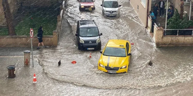 Bayburt’ta caddeler sular altında kaldı
