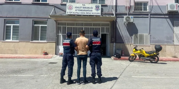 Uyuşturucu madde satmaktan 5 yıl hapisle aranan şahsı jandarma yakaladı