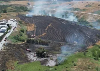 Arnavutköy’de otluk alanda çıkan yangın tarım arazisine sıçradı