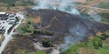 Arnavutköy’de otluk alanda çıkan yangın tarım arazisine sıçradı