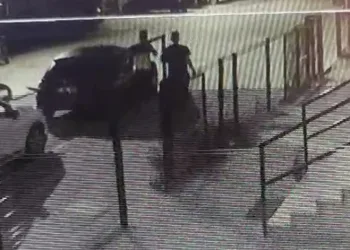 Markalı 5 çift ayakkabı çaldılar