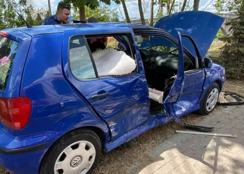 Sıkıştığı yerden otomobilin kapısı kesilerek kurtarıldı