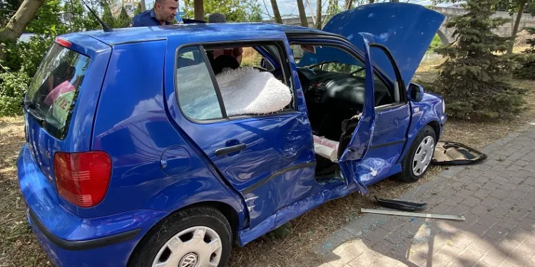 Sıkıştığı yerden otomobilin kapısı kesilerek kurtarıldı