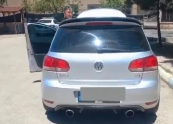 Gece vakti egzoz patlatan sürücü polisin ısrarlı takibi sonucu yakalandı