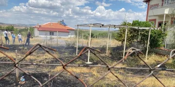 Bahçede çıkan yangın evlere sıçramadan söndürüldü