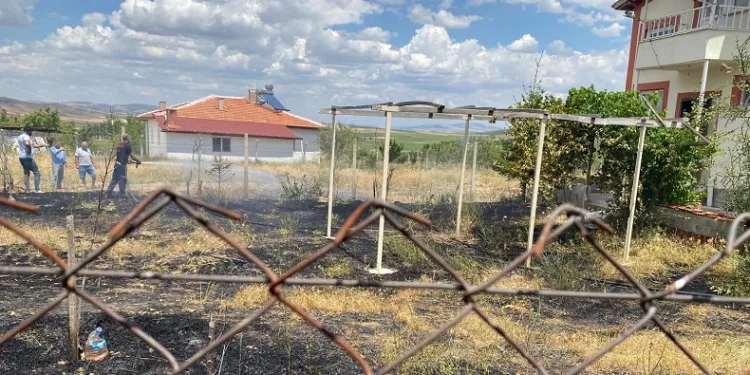 Bahçede çıkan yangın evlere sıçramadan söndürüldü