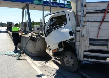Çekmeköy gişelerde kamyonet beton bariyere daldı