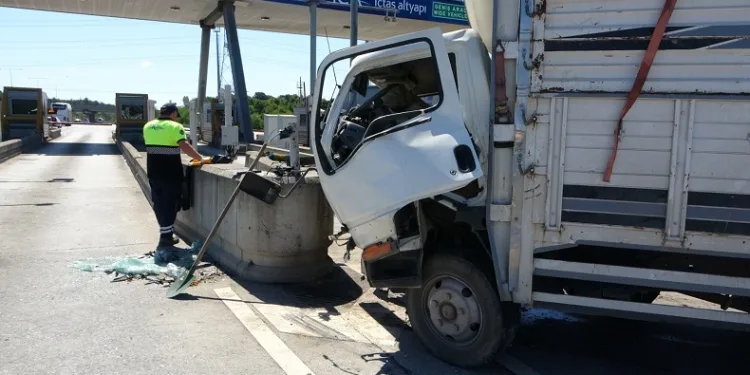 Çekmeköy gişelerde kamyonet beton bariyere daldı