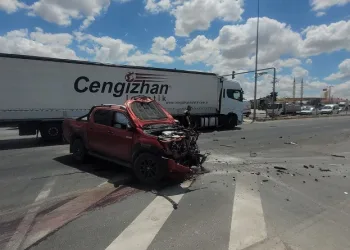 Araçların hurdaya döndüğü kazada 2 kişi yaralandı