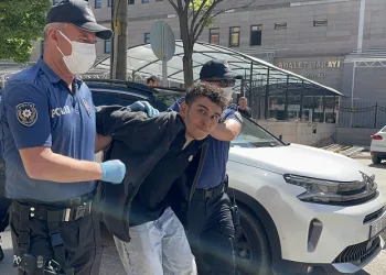 Bıçak zoruyla ticari taksi ve lüks otomobil gasp eden şahıs tutuklandı