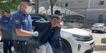 Bıçak zoruyla ticari taksi ve lüks otomobil gasp eden şahıs tutuklandı