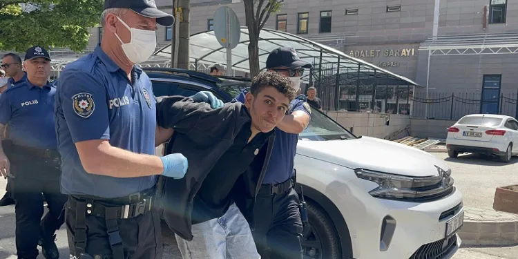 Bıçak zoruyla ticari taksi ve lüks otomobil gasp eden şahıs tutuklandı