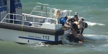 Boğulma tehlikesi geçiren genci dalgıçlar kurtardı