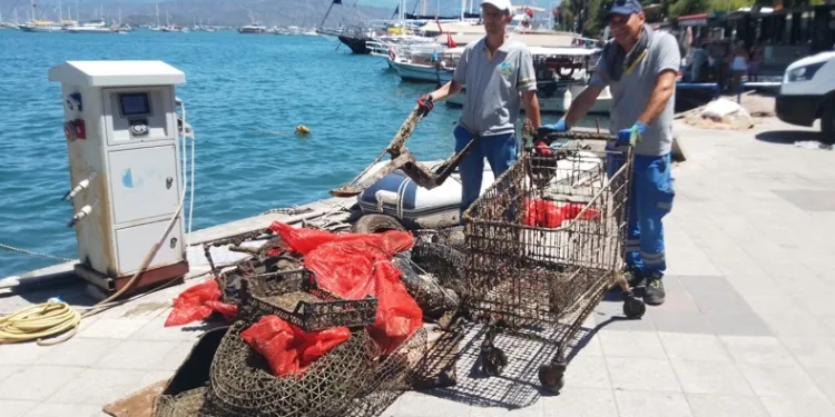 Fethiye’de deniz temizliği: Denizden market arabası çıktı